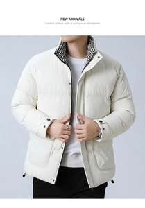 Detail der weißen Wintersteppjacke mit Stehkragen und Hahnentritt-Innenfutter