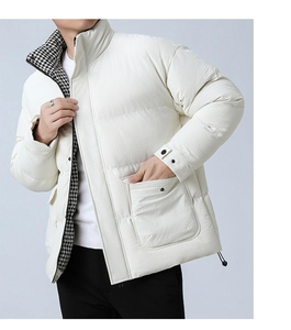 Detail der weißen Steppjacke mit Hahnentritt-Futter und großer Brusttasche für Herren