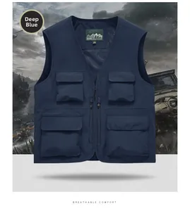 Dettaglio del gilet da pesca blu scuro con tasche multiple e fodera in rete traspirante