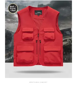 Dettaglio del gilet outdoor rosso multitasche con zip e fodera interna a rete