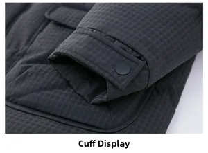 Detailansicht der Ärmelbündchen einer Winterjacke mit grauem Strukturstoff und Druckknopf