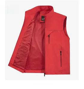 Detail der roten Outdoor-Weste mit Reißverschluss, Netzfutter und funktionalen Taschen