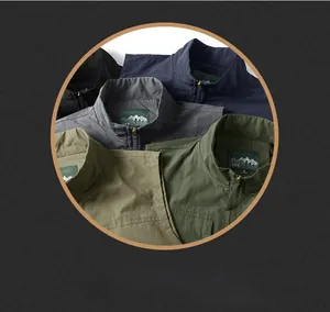 Détail du col montant et du zip métallique d'un gilet de pêche outdoor à poches multiples