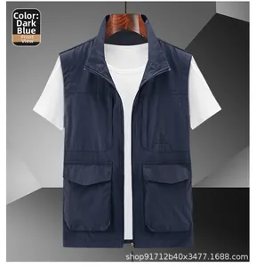 Détail du gilet extérieur bleu marine avec poches multiples et logo brodé sur la poitrine