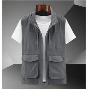 Vue détaillée du gilet outdoor gris avec quatre poches cargo et col montant