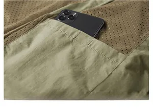 Détail de la doublure en maille respirante et de la poche intérieure de la veste outdoor