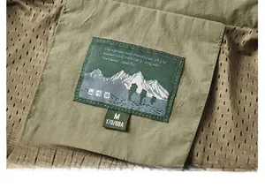 Vue macro du gilet de sport en vert armée montrant la doublure en maille respirante