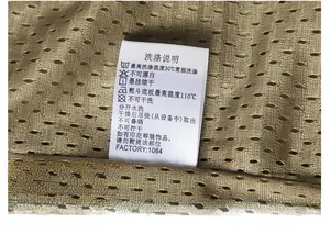 Vue macro du tissu en maille et de l'étiquette de lavage d'un gilet d'extérieur