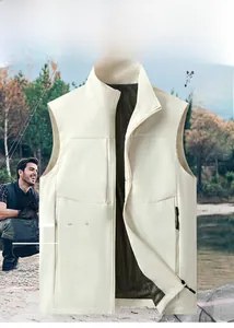Détail de gilet extérieur avec col montant, poches zippées et doublure en maille