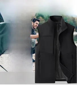 Détail du gilet utilitaire noir avec doublure en maille respirante et poches zippées
