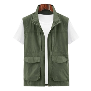 Gilet de plein air pour hommes en vert armée avec col montant et plusieurs poches