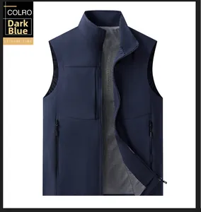 Détail d'un gilet bleu foncé avec doublure en maille grise et poches zippées sécurisées