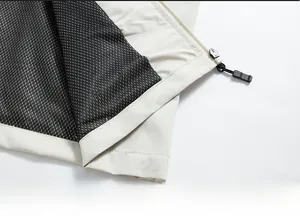 Gros plan de la veste montrant la doublure en maille noire et le zip renforcé