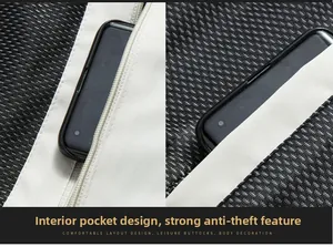 Détail de la poche intérieure en filet du gilet de pêche avec téléphone de référence