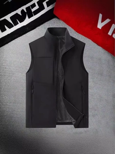 Gilet cargo noir pour homme avec poches zippées col montant et doublure en maille