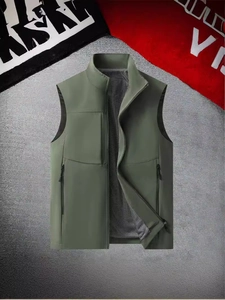 Gilet de plein air vert armée avec poches zippées multiples et doublure en maille