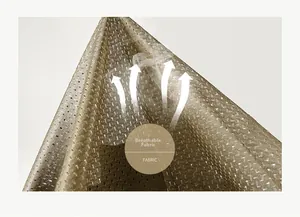 Détail du tissu en maille respirante marron café sur un gilet de pêche extérieur