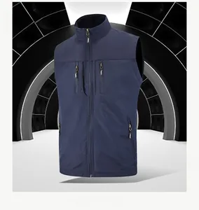 Détail d'un gilet utilitaire bleu marine pour homme avec plusieurs poches zippées pratiques