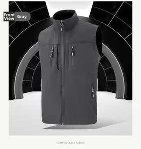 Détail du gilet extérieur gris avec plusieurs poches zippées et tissu technique de qualité