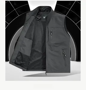 Détail du gilet de pêche gris foncé avec doublure en maille respirante et multiples poches