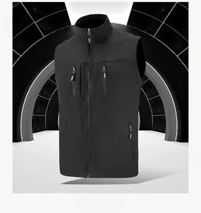 Détail du gilet multipoches noir pour homme avec fermetures éclair et tissu confortable
