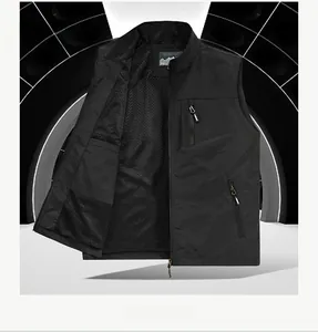 Détail du gilet extérieur noir avec doublure en maille respirante et poche zippée