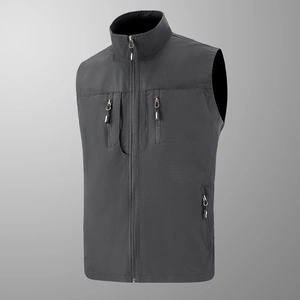 Gilet utilitaire gris foncé pour homme avec col montant et plusieurs poches zippées