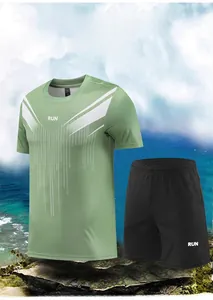 Dettaglio della t-shirt ad asciugatura rapida verde chiaro e pantaloncini da uomo