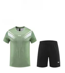 Dettaglio in piano della t-shirt sportiva verde erba e pantaloncini neri da uomo