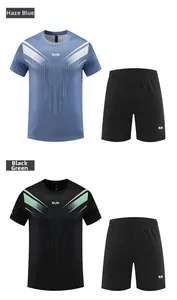 Dettaglio del completo sportivo da uomo con tessuti blu nebbia e sfumati nero-verde