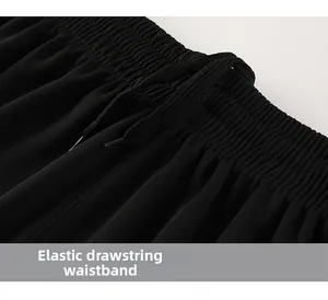 Dettaglio dei pantaloncini sportivi neri da uomo con elastico in vita e tessuto a rete