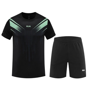 Completo sportivo da uomo nero con t-shirt logo RUN e pantaloncini traspiranti estivi