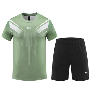 Set sportivo da uomo con maglietta RUN verde e pantaloncini sportivi neri asciugatura rapida