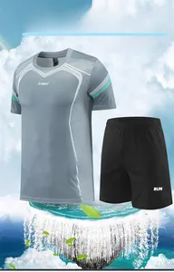 Détails de l'ensemble de sport séchage rapide pour homme avec t-shirt gris et short