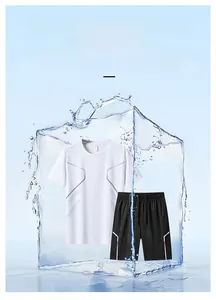 Détail d'un t-shirt de sport blanc et d'un short noir dans des glaçons pour la fraîcheur