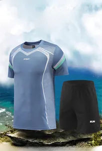 Détail macro du t-shirt de sport bleu à séchage rapide et du short de course noir avec bandes