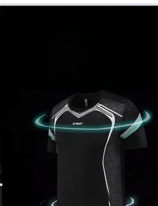 Détail du t-shirt de sport noir à séchage rapide avec logo et rayures vertes