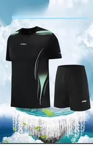 Détail de l'ensemble de sport à séchage rapide pour hommes avec t-shirt et short