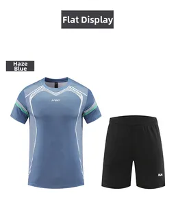 Détail du t-shirt sport bleu brume à séchage rapide avec logo et short de course noir