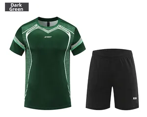 Détail d'un ensemble de sport avec t-shirt vert foncé respirant et short de fitness