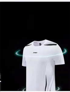 Détail du t-shirt de sport blanc à séchage rapide montrant le col rond et l'imprimé