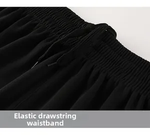 Détail du short de sport noir avec taille élastique et cordon de serrage réglable