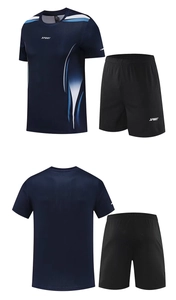 Ensemble de sport séchage rapide pour homme avec t-shirt marine et short noir à plat
