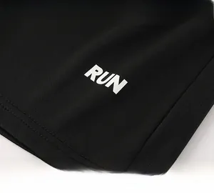 Détail du tissu de sport en maille respirante noire avec imprimé RUN et coutures