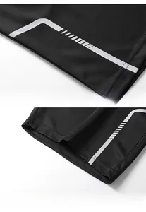 Détails du short en maille noire à séchage rapide avec imprimé géométrique et bordures