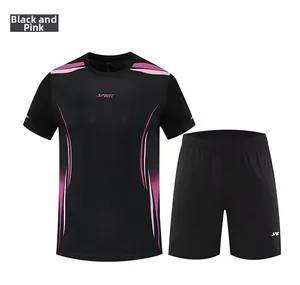 Détail de l'ensemble de sport noir et rose pour homme avec t-shirt respirant séchage rapide