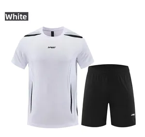 Vue détaillée d'un ensemble de sport blanc à séchage rapide pour hommes posé à plat