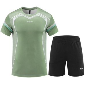 Ensemble de sport pour hommes avec t-shirt vert et short de course noir pour le fitness