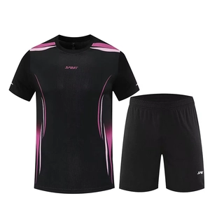 Ensemble de sport séchage rapide pour homme avec t-shirt noir et short aux accents roses