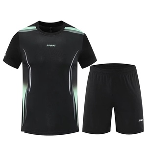 Ensemble de sport d'été pour hommes en tissu noir respirant avec t-shirt et short assorti
